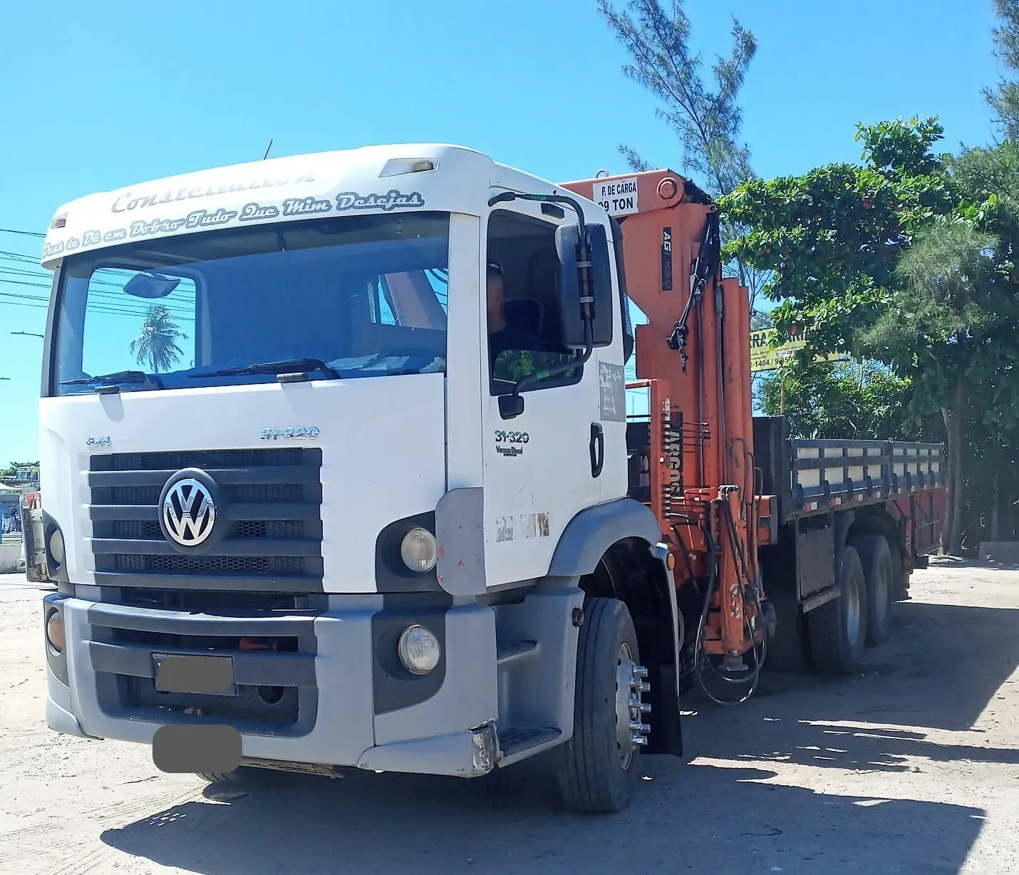 Caminhão munck traçado 6x4 da Becker Ferreira com lança estendida durante içamento
